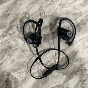 Black Powerbeats 3. Lightly used!